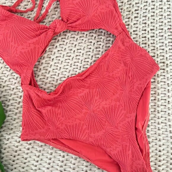 Berlook Red Pink Textured Seashell Cutout One Piece Swim Size M NWT - Picture 4 of 7